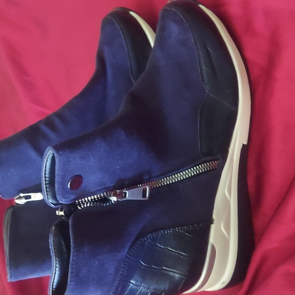 Navy blue booties, never worn